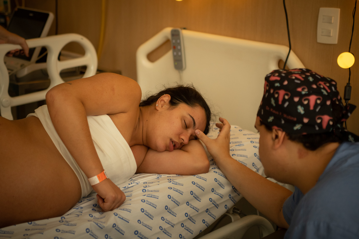 obstetra acalma a parturiente duante o trabalho de parto