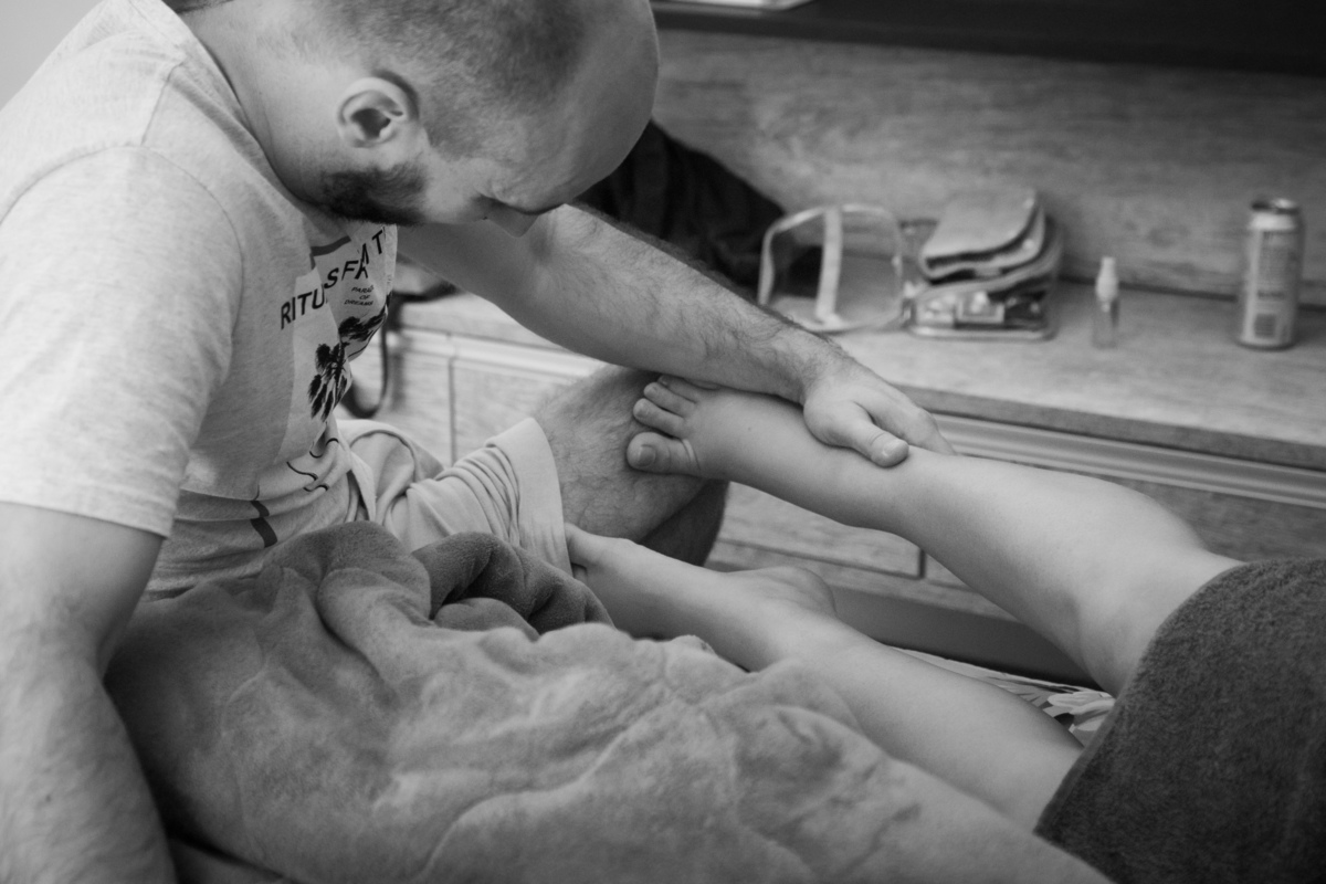 marido acalenta esposa durante o trabalho de parto