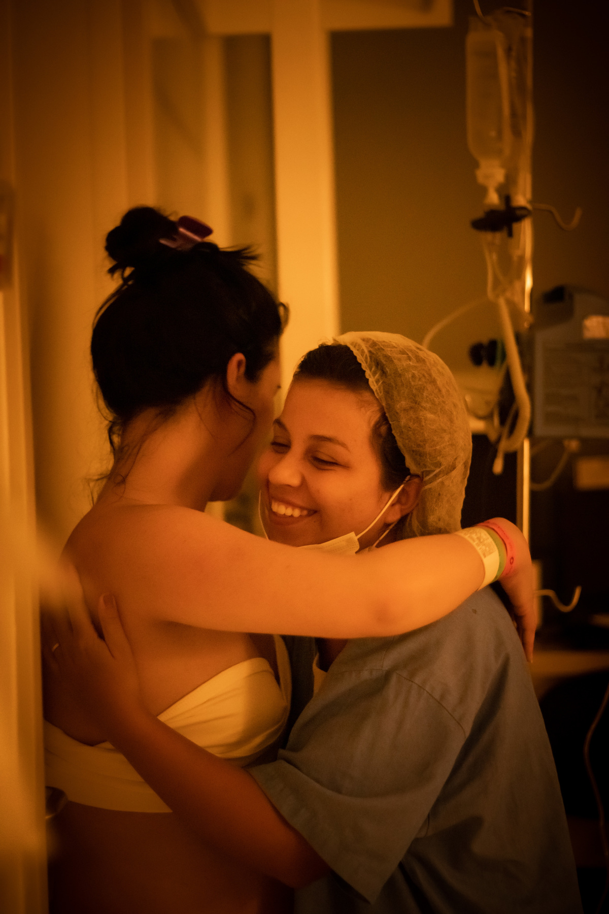 doula abraça a parturiente