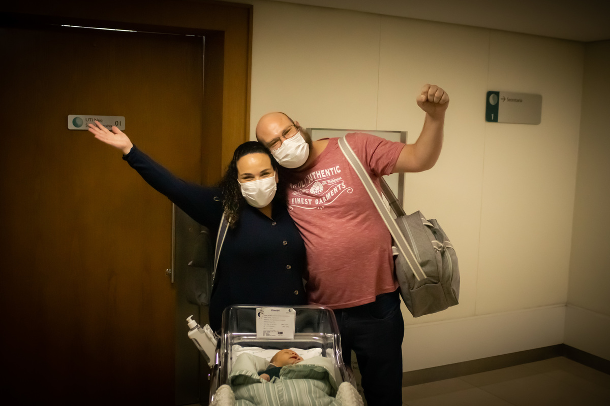 pais comemoram alta de UTI neo