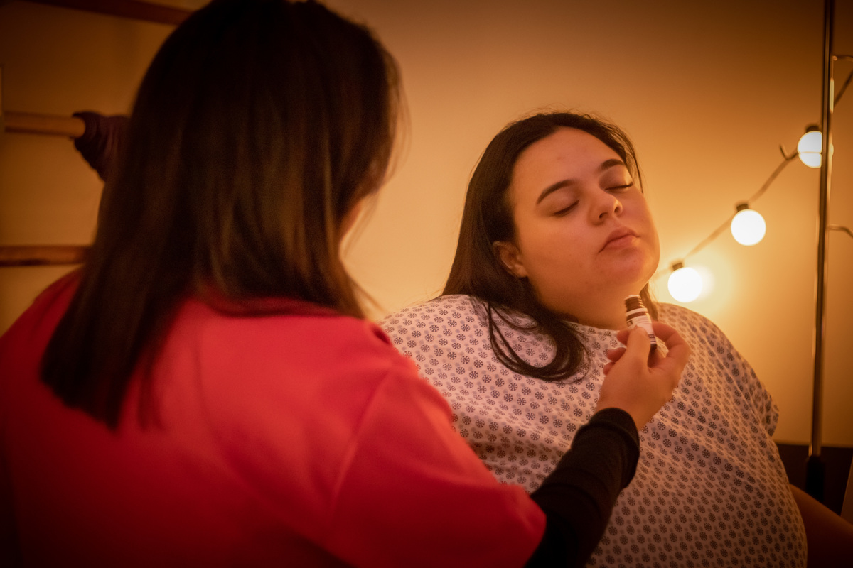 doula utiliza aromaterapia para alivio da dor no parto