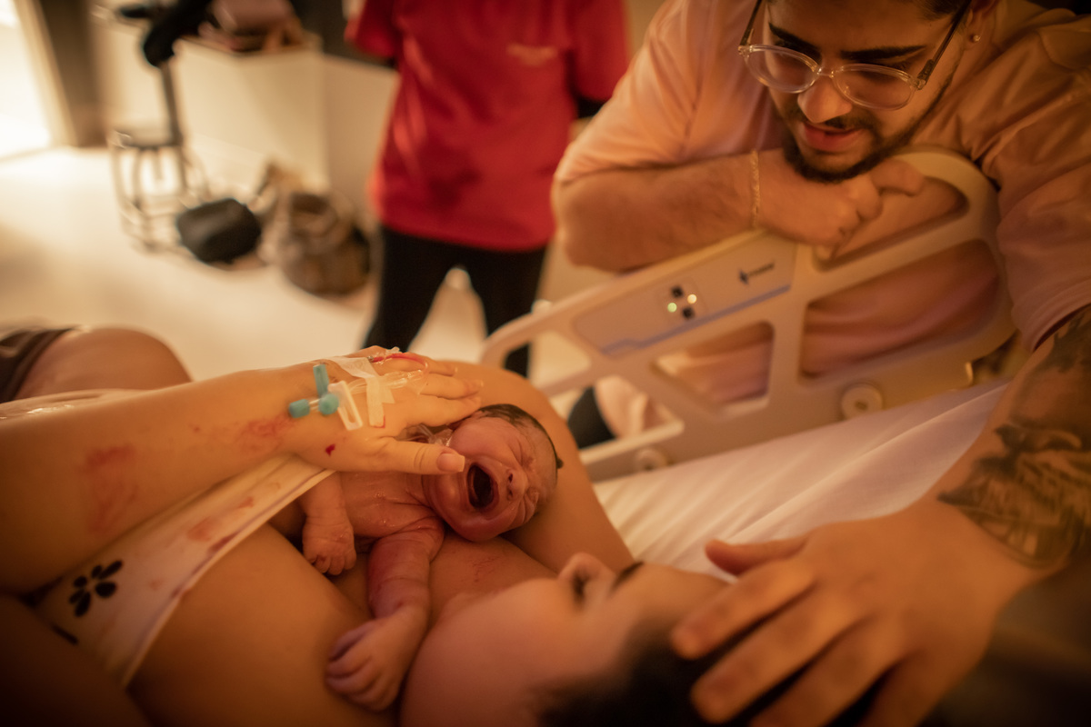 a primeira vez vendo o bebê