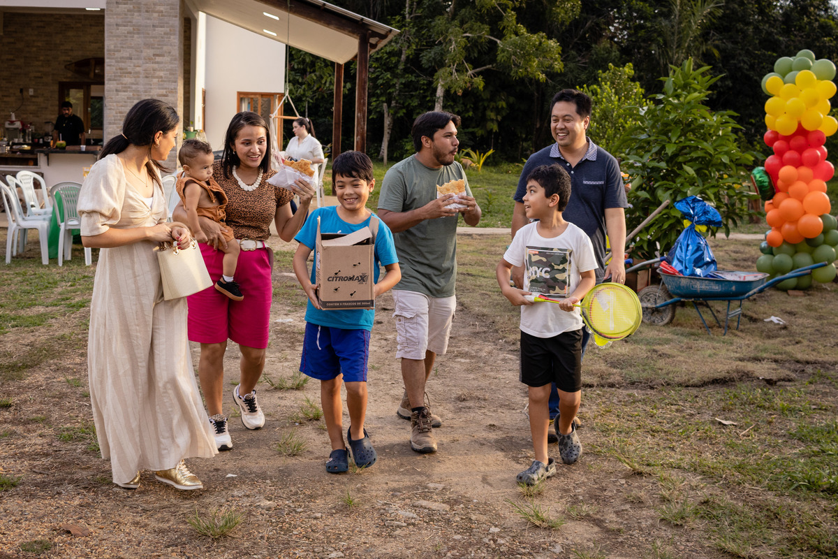 amigos; presente; roça; festa na roça; fazenda; aniversário;