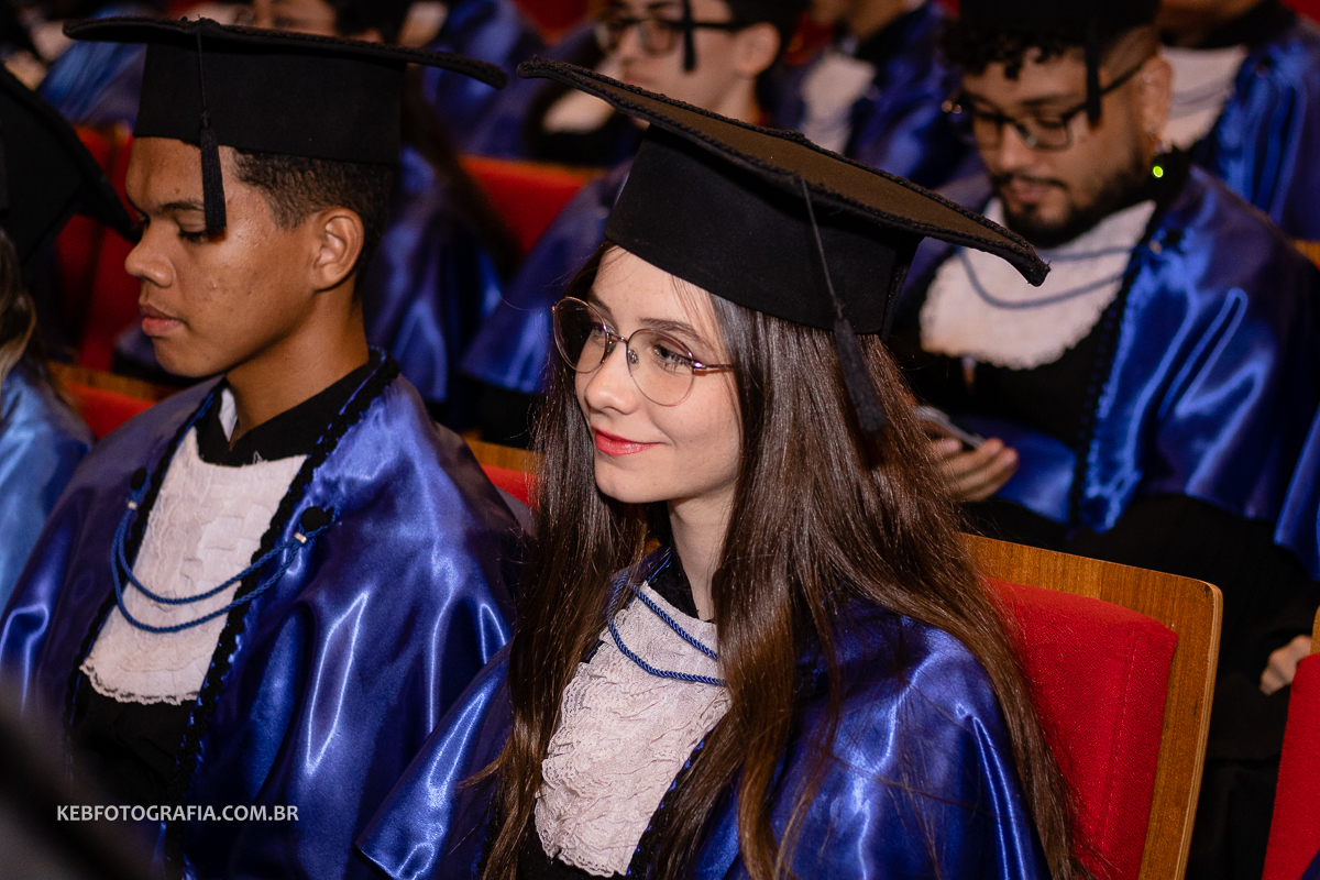 formatura; colação de grau; cerimônia de graduação; ICBEU; Instituto Cultural Brasil Estados Unidos; formandos; beca; fotógrafo Manaus; fotógrafo de formatura;