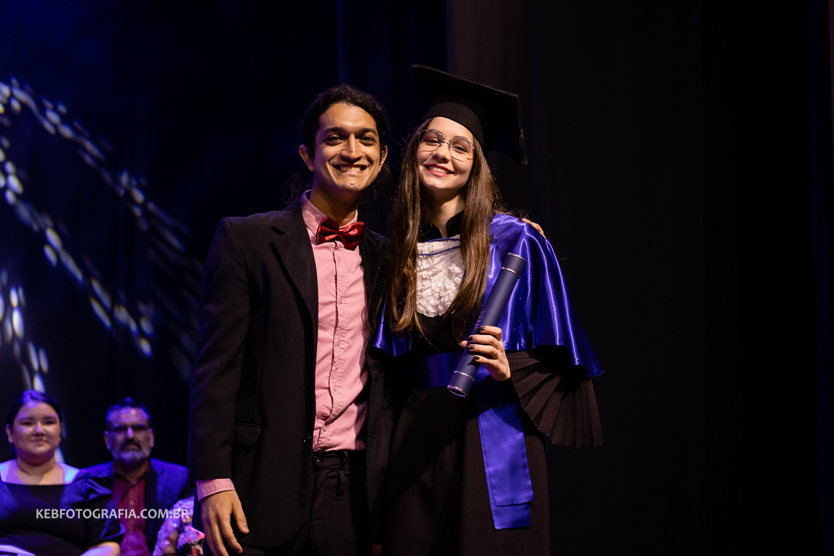 formatura; colação de grau; cerimônia de graduação; ICBEU; Instituto Cultural Brasil Estados Unidos; formandos; beca; fotógrafo Manaus; fotógrafo de formatura;