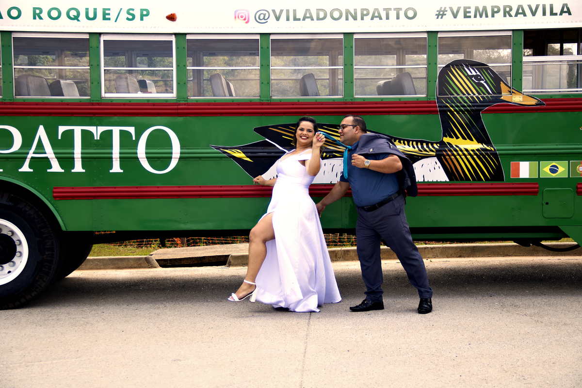 noiva - noivo  - fotos  pós casamento  -São Roque - São Paulo - Rota do Vinho - foto de casamento - casamento - dança dos noivos - onibus 