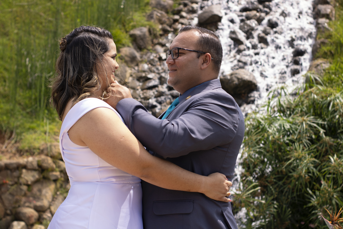 noiva - noivo  - fotos  pós casamento  -São Roque - São Paulo - Rota do Vinho - foto de casamento - casamento - dança dos noivos - cachoeira - foto na cachoeira 
