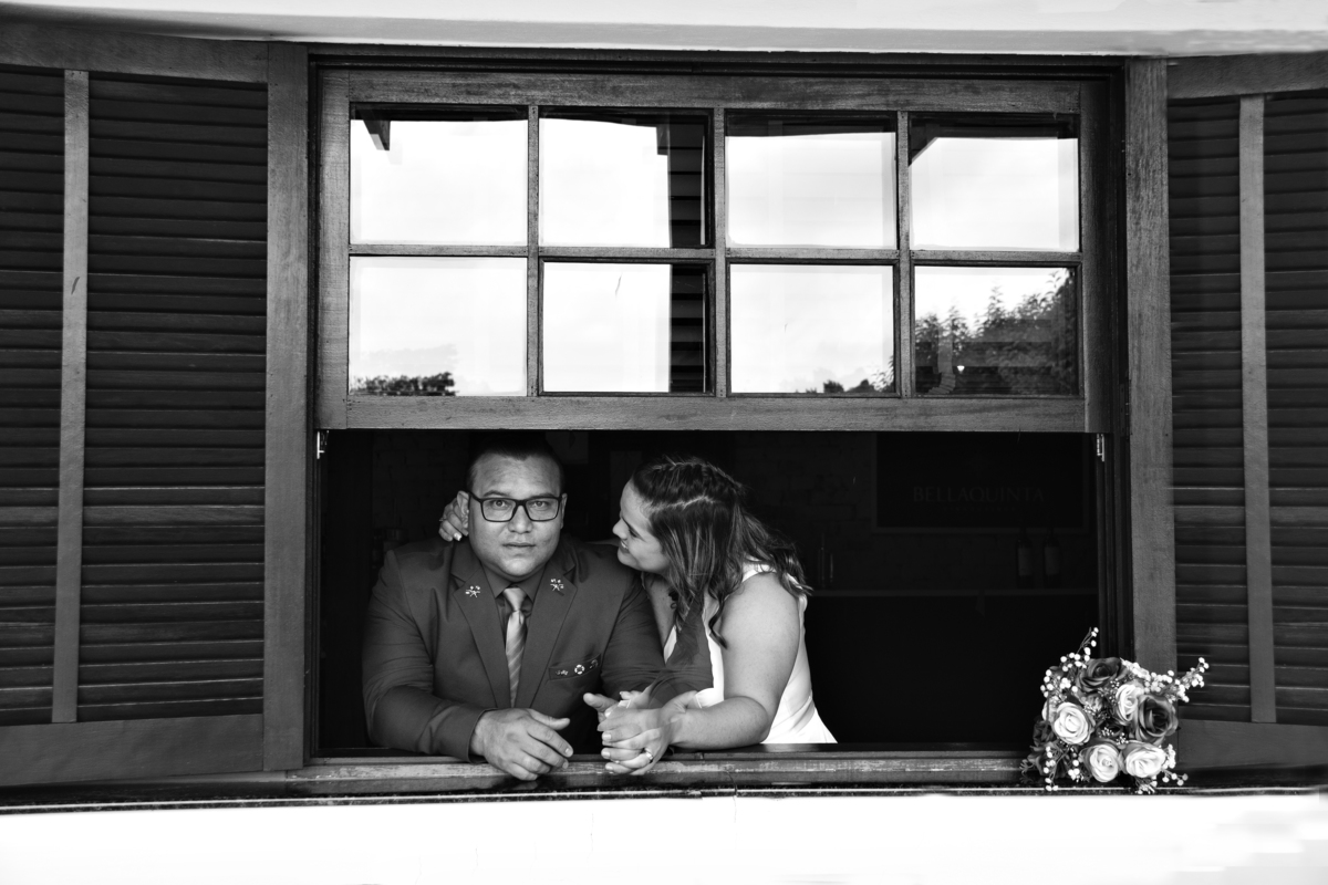 iva - noivo  - fotos  pós casamento  -São Roque - São Paulo - Rota do Vinho - foto de casamento - casamento - dança dos noivos - foto na janela - foto preta e branca 