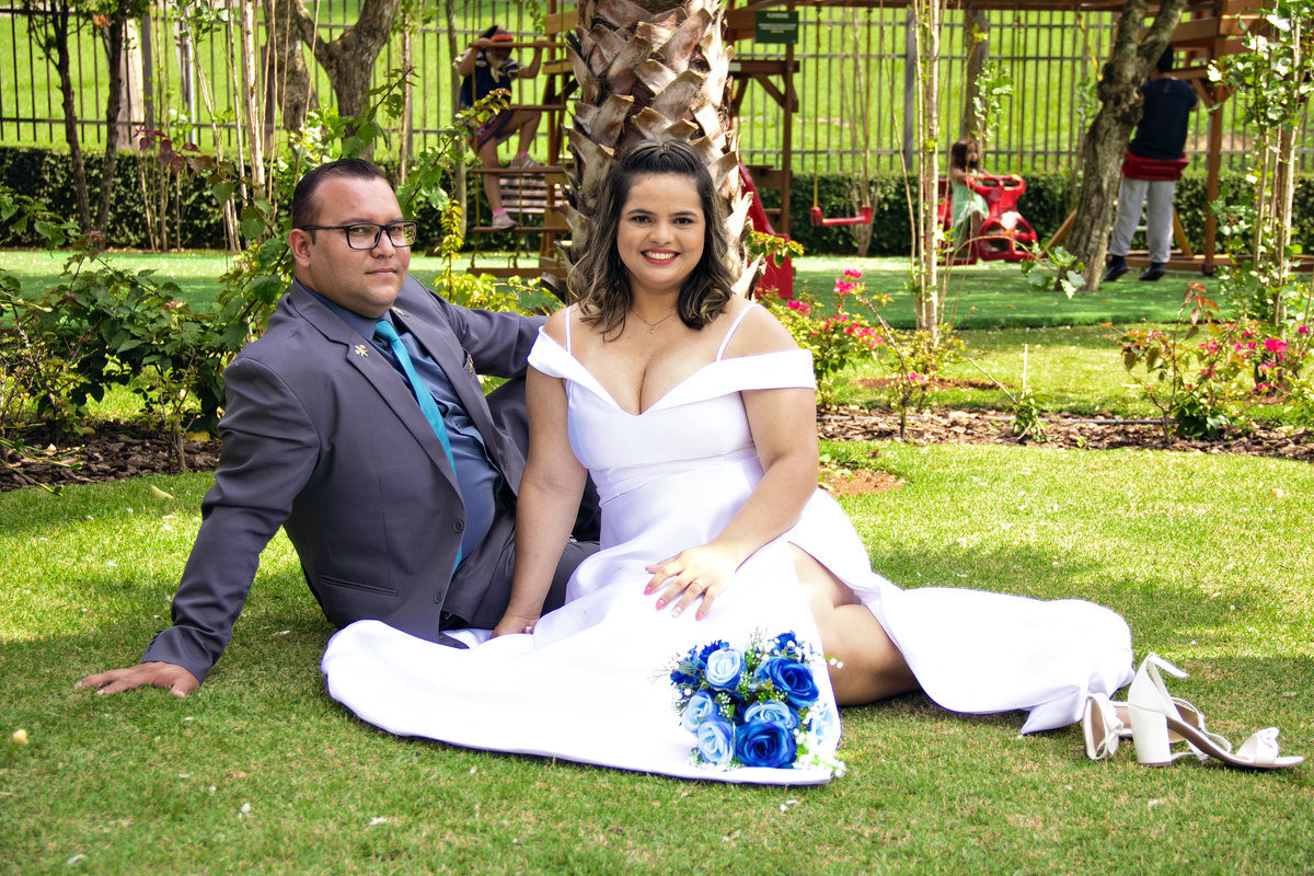 iva - noivo  - fotos  pós casamento  -São Roque - São Paulo - Rota do Vinho - foto de casamento - casamento - dança dos noivos  -noivos no jardim 