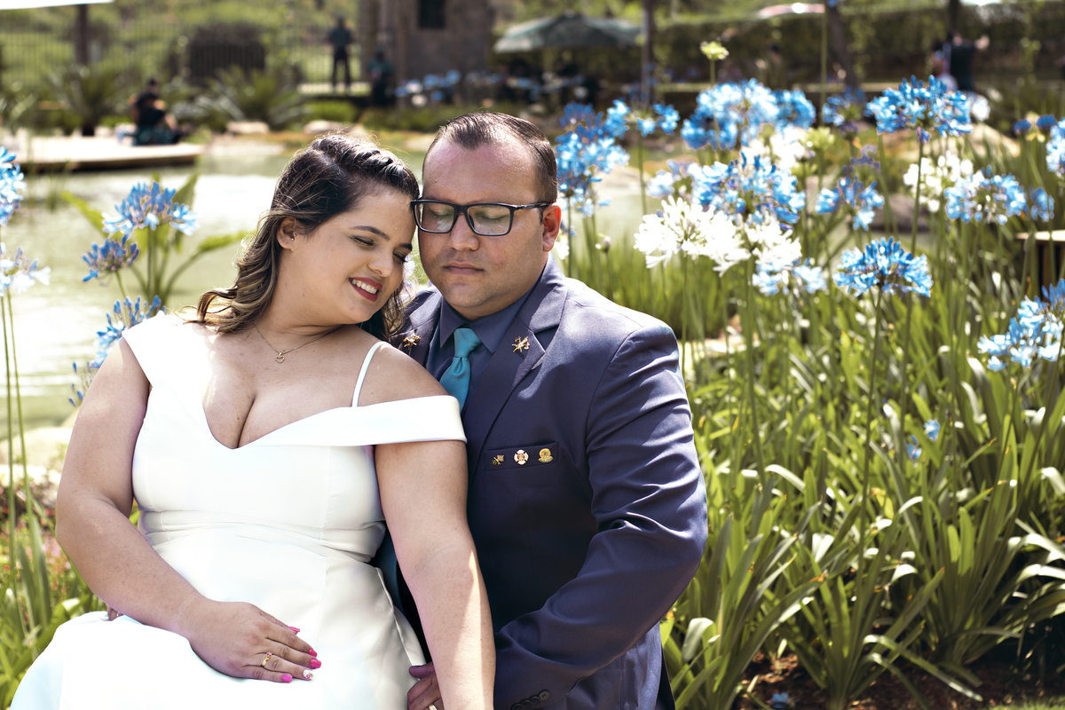 iva - noivo  - fotos  pós casamento  -São Roque - São Paulo - Rota do Vinho - foto de casamento - casamento - dança dos noivos - flores azuis 