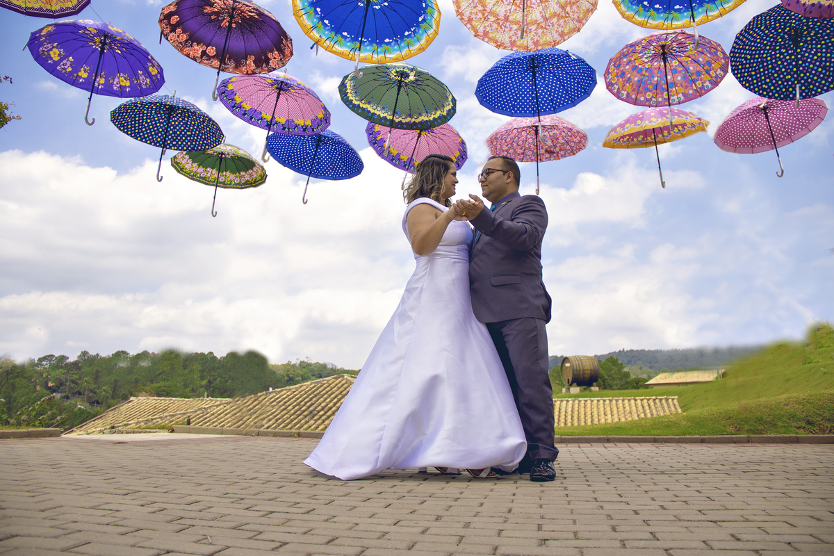 iva - noivo  - fotos  pós casamento  -São Roque - São Paulo - Rota do Vinho - foto de casamento - casamento - dança dos noivos  - dança dos noivos - guarda chuvas 