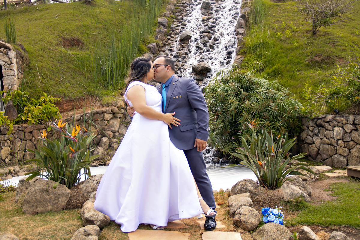 iva - noivo  - fotos  pós casamento  -São Roque - São Paulo - Rota do Vinho - foto de casamento - casamento - dança dos noivos - cachoeira - foto na cachoeira 