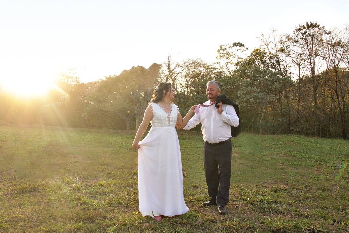 pré wedding- arvore vermelha - sol - casamento - casamento cívil - noiva- bueque - noivo  votorantim - sao paulo - salto - sao paulo 