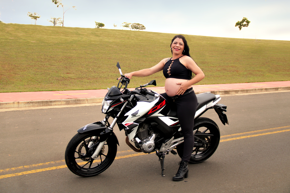 ensaio gestante - foto de gestante - foto de gravida - votorantim - são paulo- moto - ensaio de moto - mãe de menino
