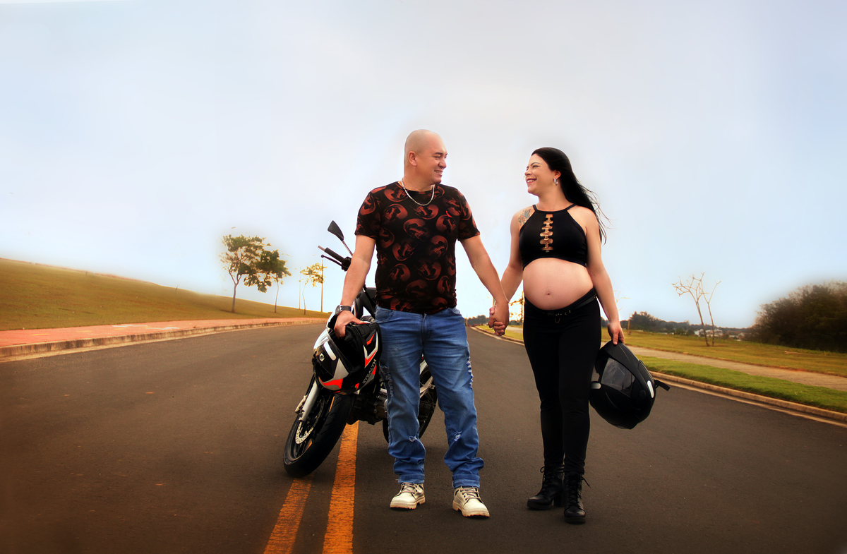 ensaio gestante - foto de gestante - foto de gravida - votorantim - são paulo- moto - ensaio de moto - mãe de menino- pai de menino 