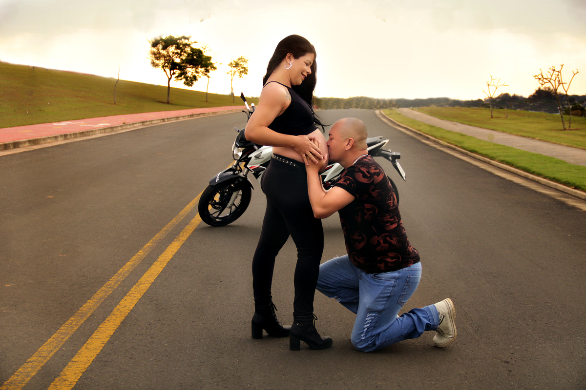 ensaio gestante - foto de gestante - foto de gravida - votorantim - são paulo- moto - ensaio de moto - mãe de menino- pai de menino 