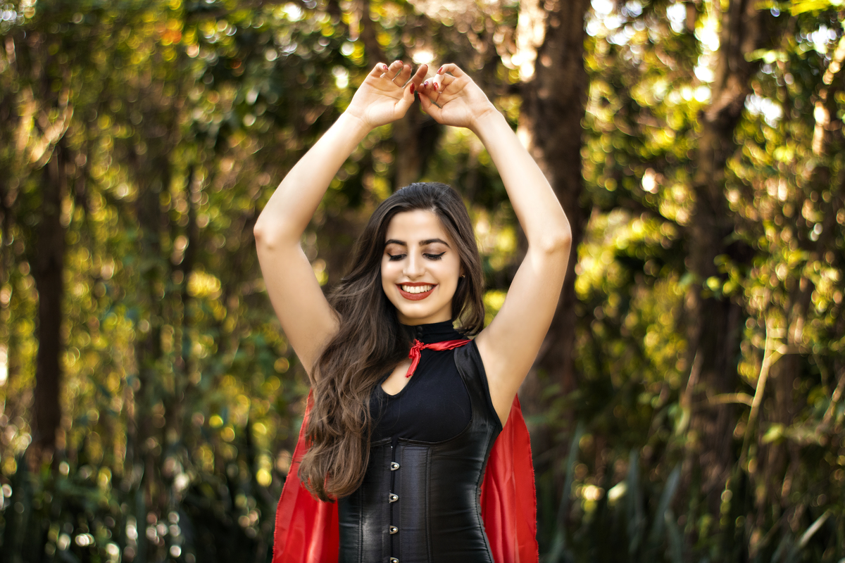 ensaio tematico- ensaio feminino - ensaio externo - chapeuzinho vermelho.