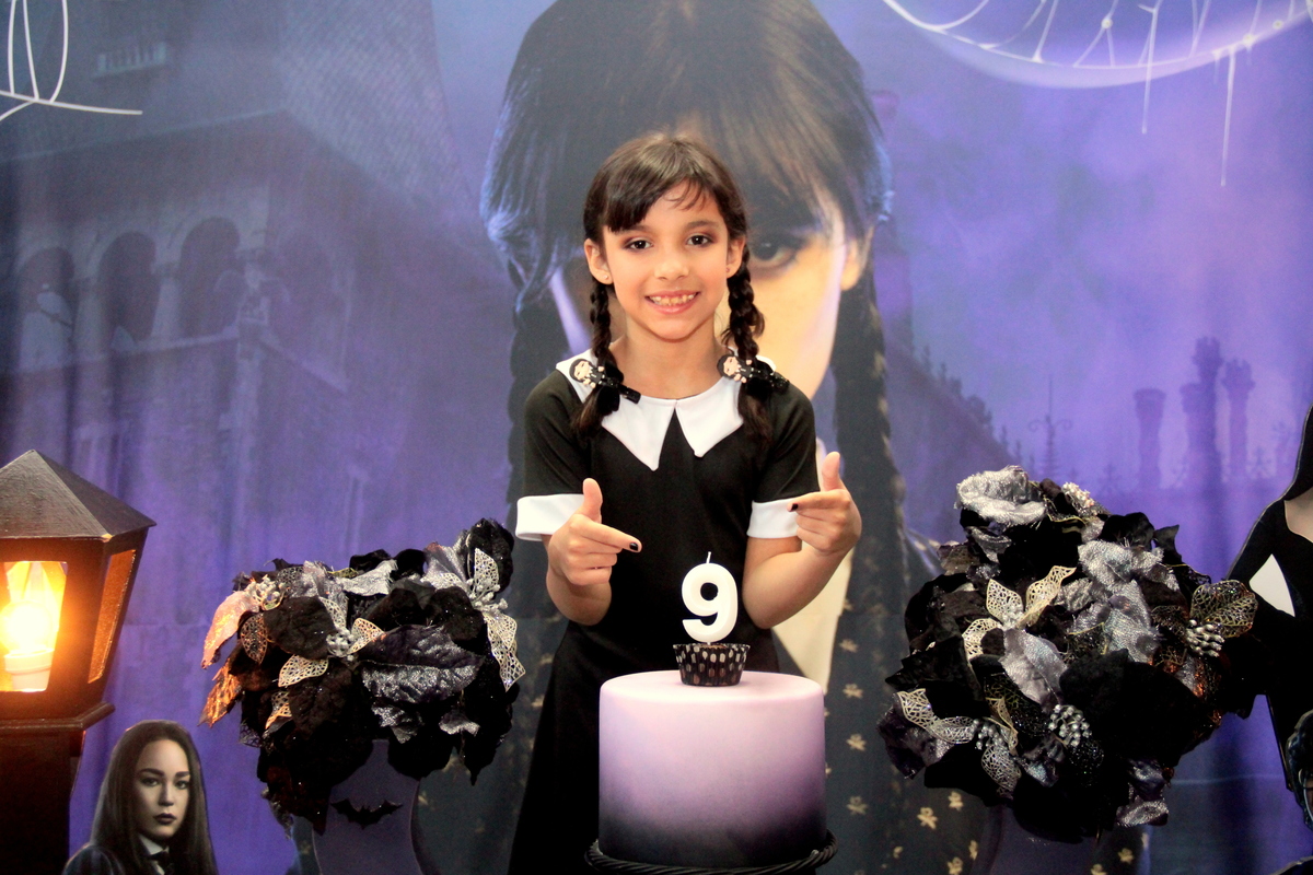 - família addams - vandinha addams - mãozinha - wednesday addams - tio chico - morticia 