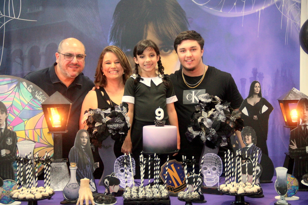 - família addams - vandinha addams - mãozinha - wednesday addams - tio chico - morticia 