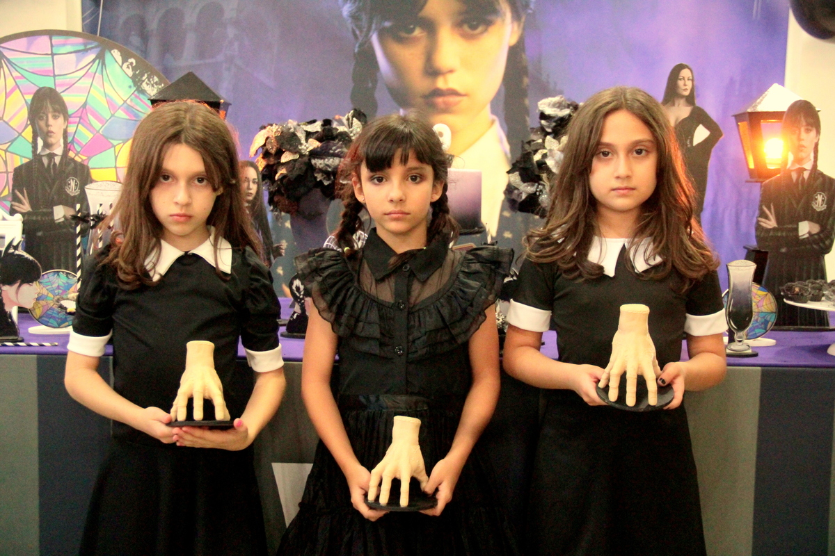 - família addams - vandinha addams - mãozinha - wednesday addams - tio chico - morticia 