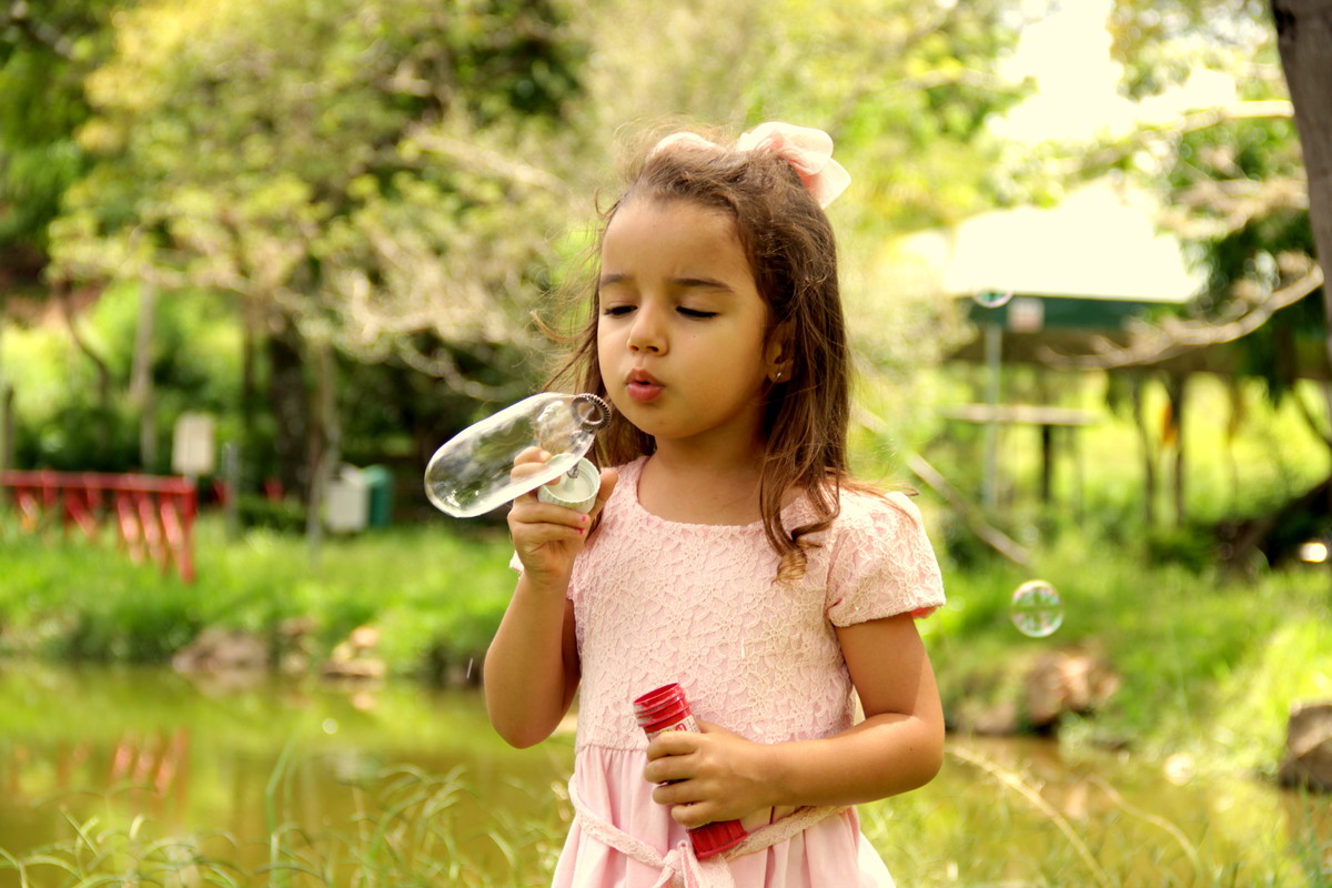 família- ensaio externo de família - ensaio no parque - fotos de família no parque- fotos  bolha de sabão 
