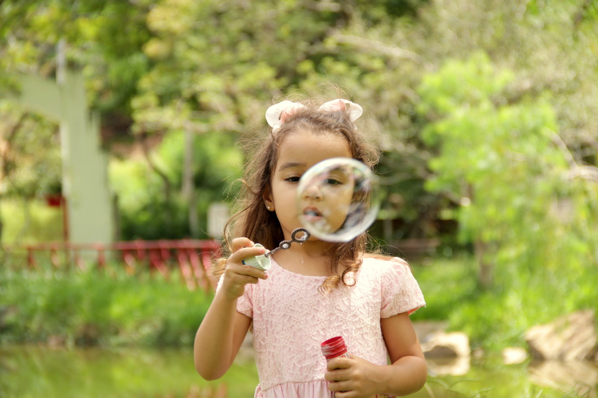 família- ensaio externo de família - ensaio no parque - fotos de família no parque- fotos com bolha de sabão 