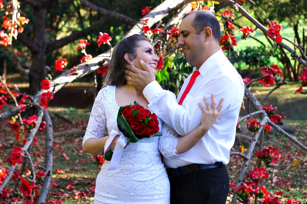 pré wedding- foto de casal - foto de casamento- casamento - casamento cívil - buquê de rosas - buquê de casamento