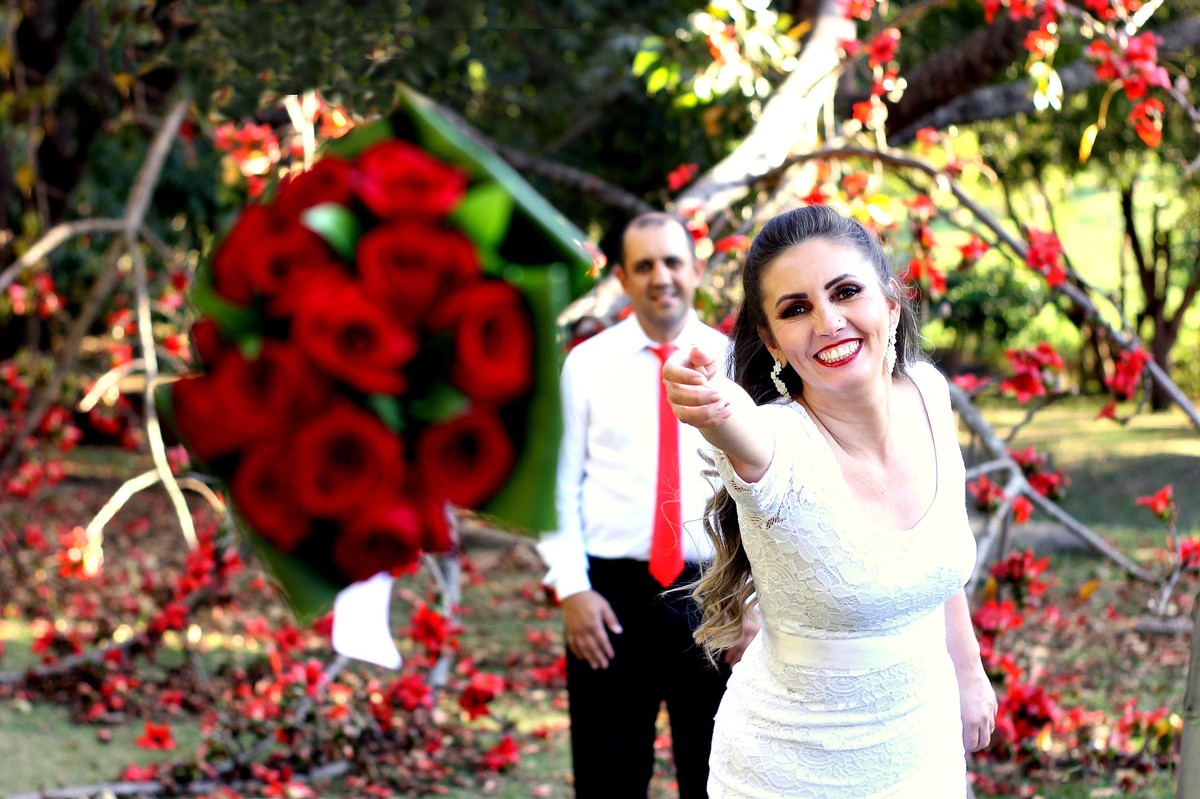 pré wedding- foto de casal - foto de casamento- casamento - casamento cívil - buquê de rosas - buquê de casamento