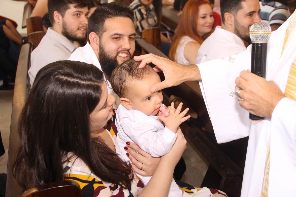 Batismo- batizado - igreja - mãe de menino - pai de menino