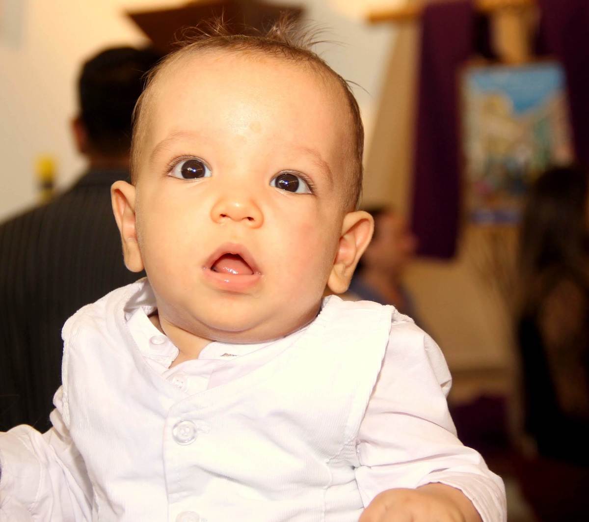 Batismo- batizado - igreja - mãe de menino - pai de menino