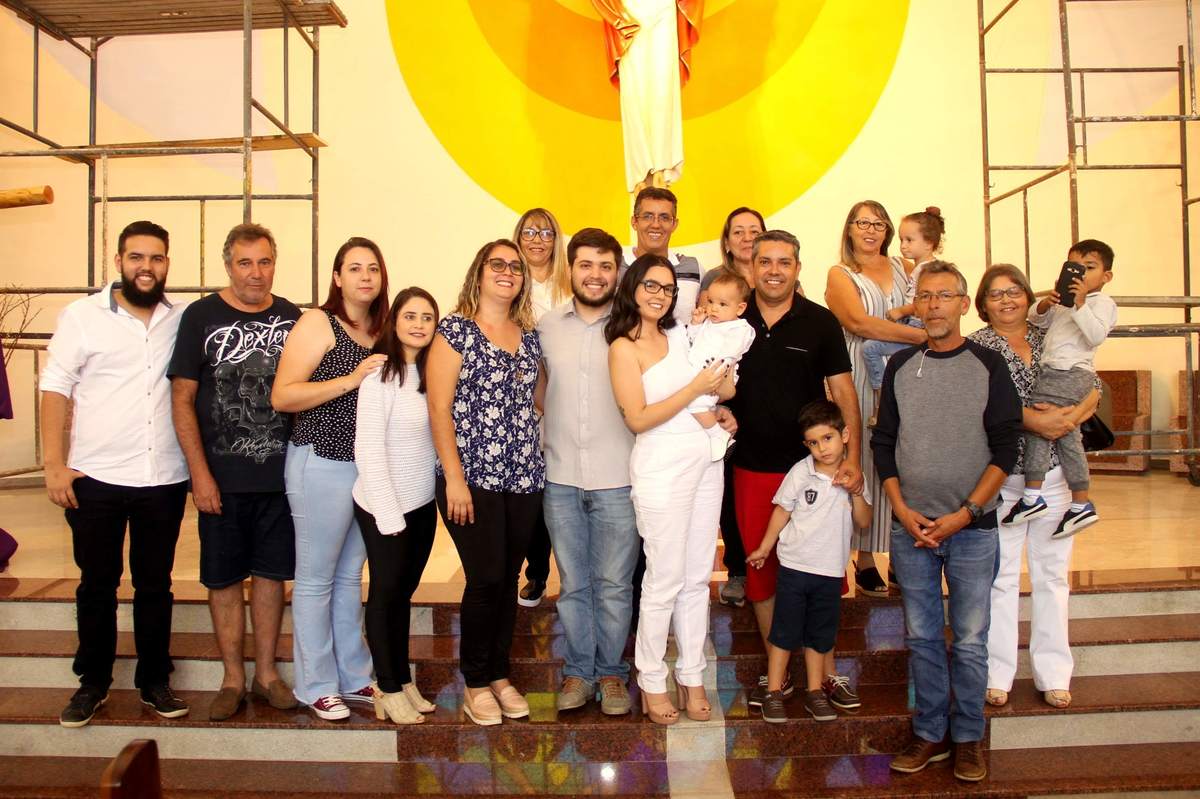 Batismo- batizado - igreja - mãe de menino - pai de menino foto de família na igreja 