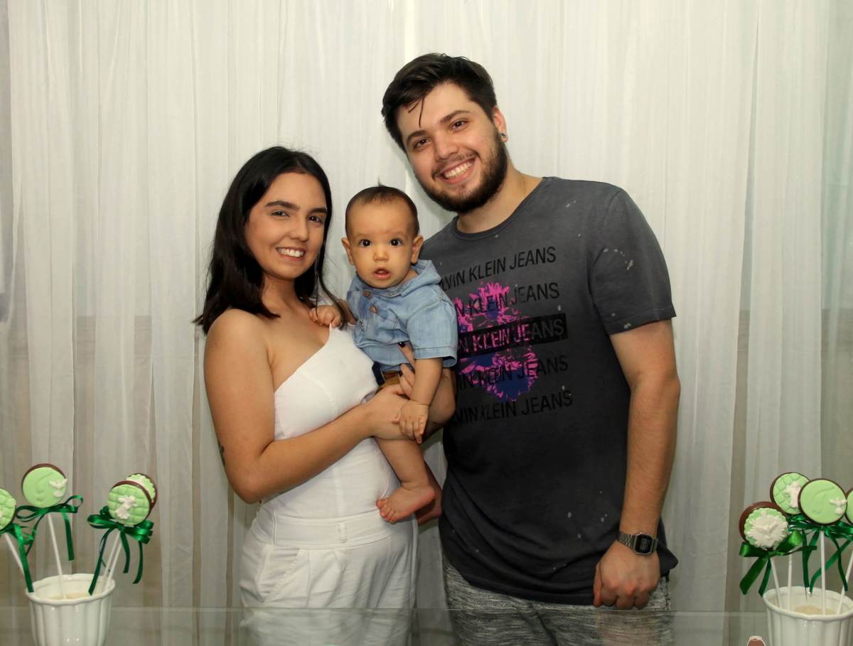 Batismo- batizado - igreja - mãe de menino - pai de menino