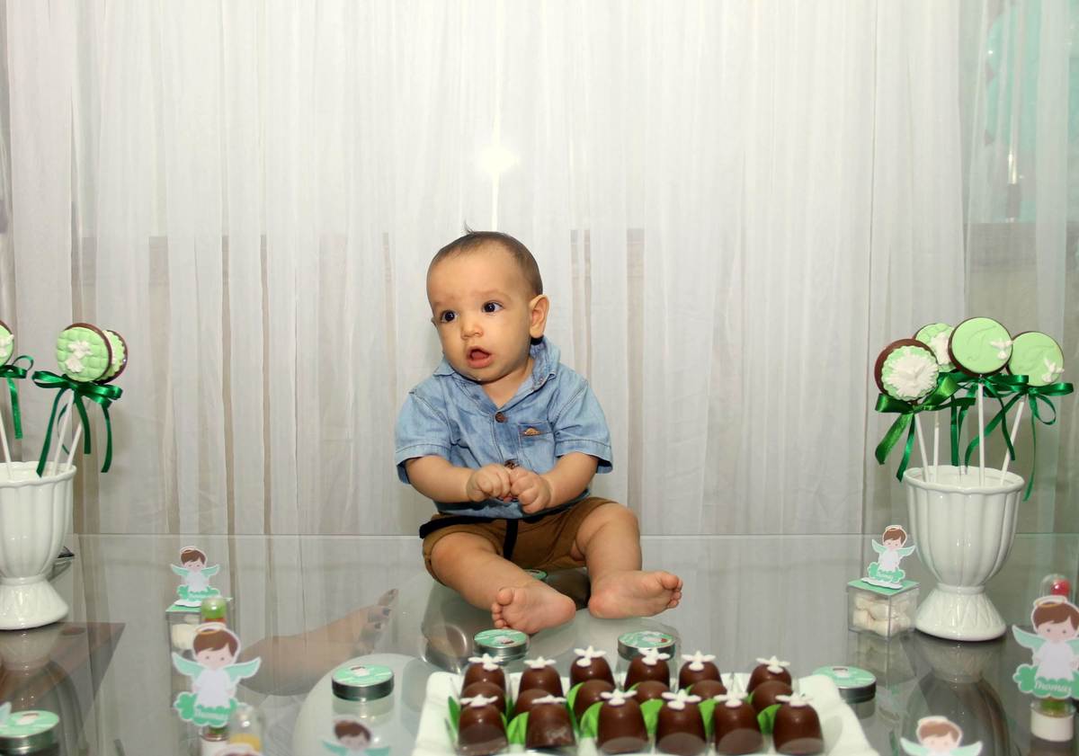 Batismo- batizado - igreja - mãe de menino - pai de menino