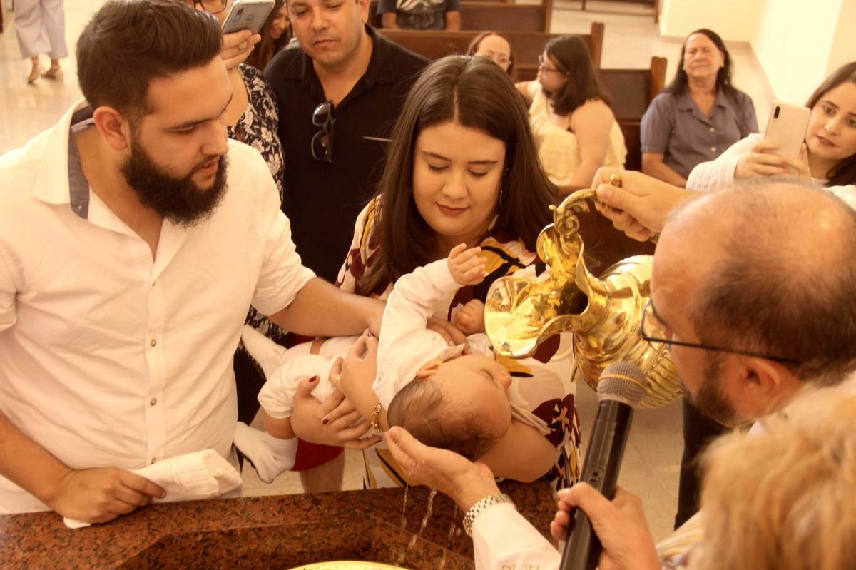 Batismo- batizado - igreja - mãe de menino - pai de menino- agua de batismo