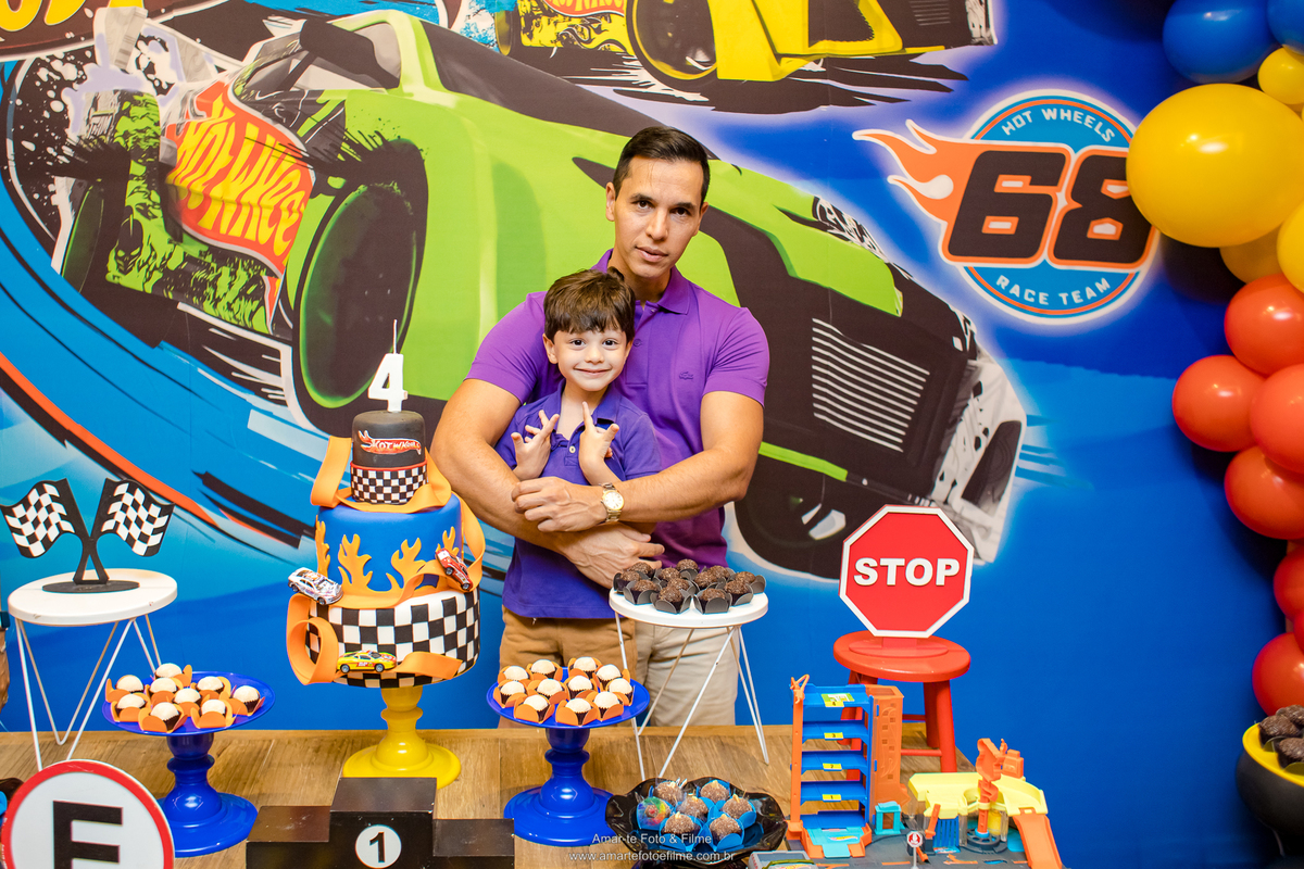 familia do aniversariante na decoração hotwheels