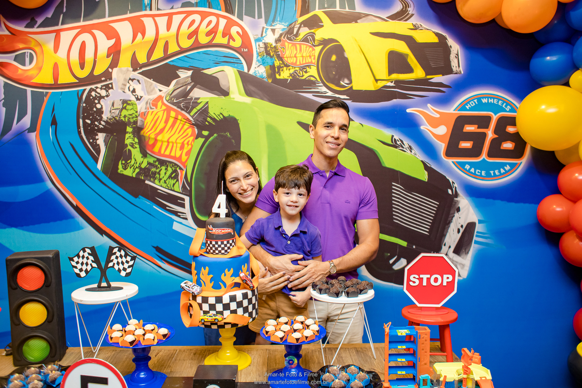 familia do aniversariante na decoração hotwheels