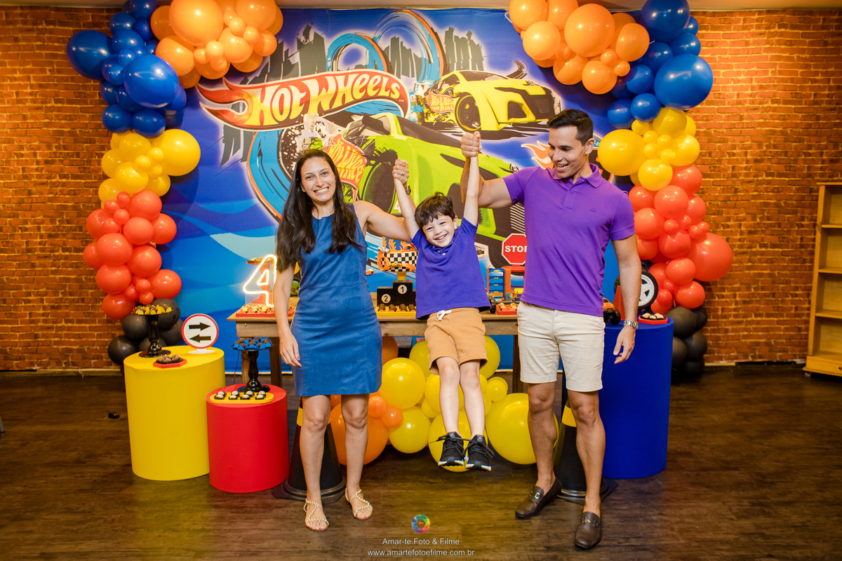 familia do aniversariante na decoração hotwheels