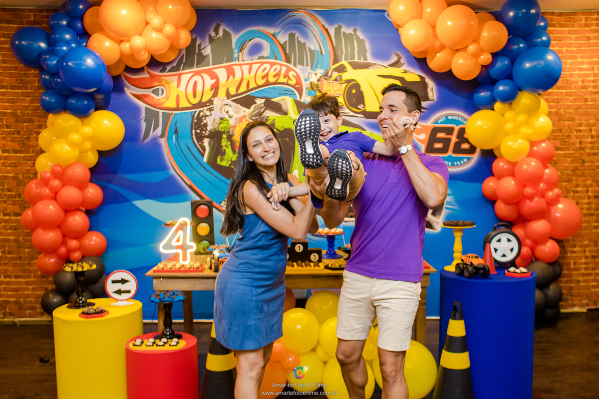 familia do aniversariante na decoração hotwheels