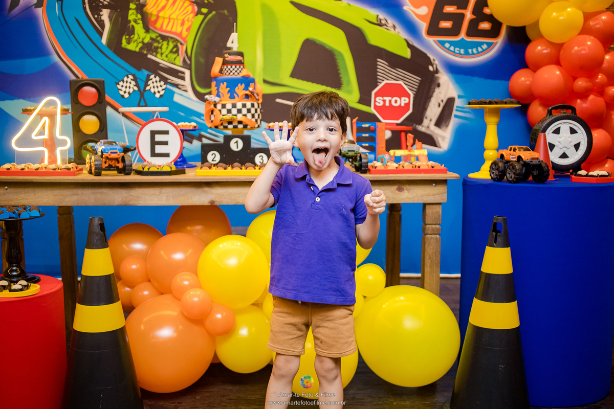 familia do aniversariante na decoração hotwheels