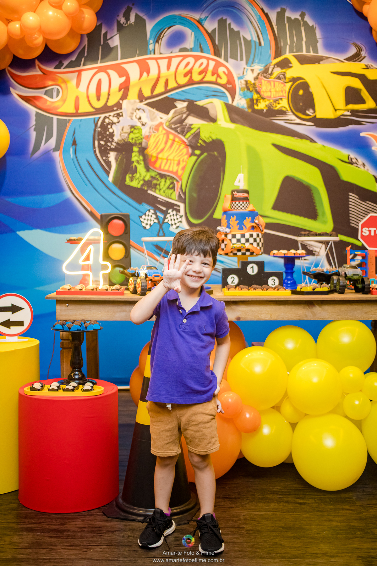 familia do aniversariante na decoração hotwheels