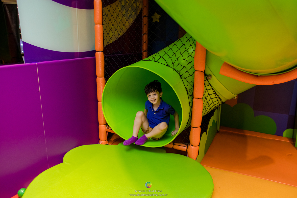 criança brincando no kids park durante festa de aniversario fotógrafo
