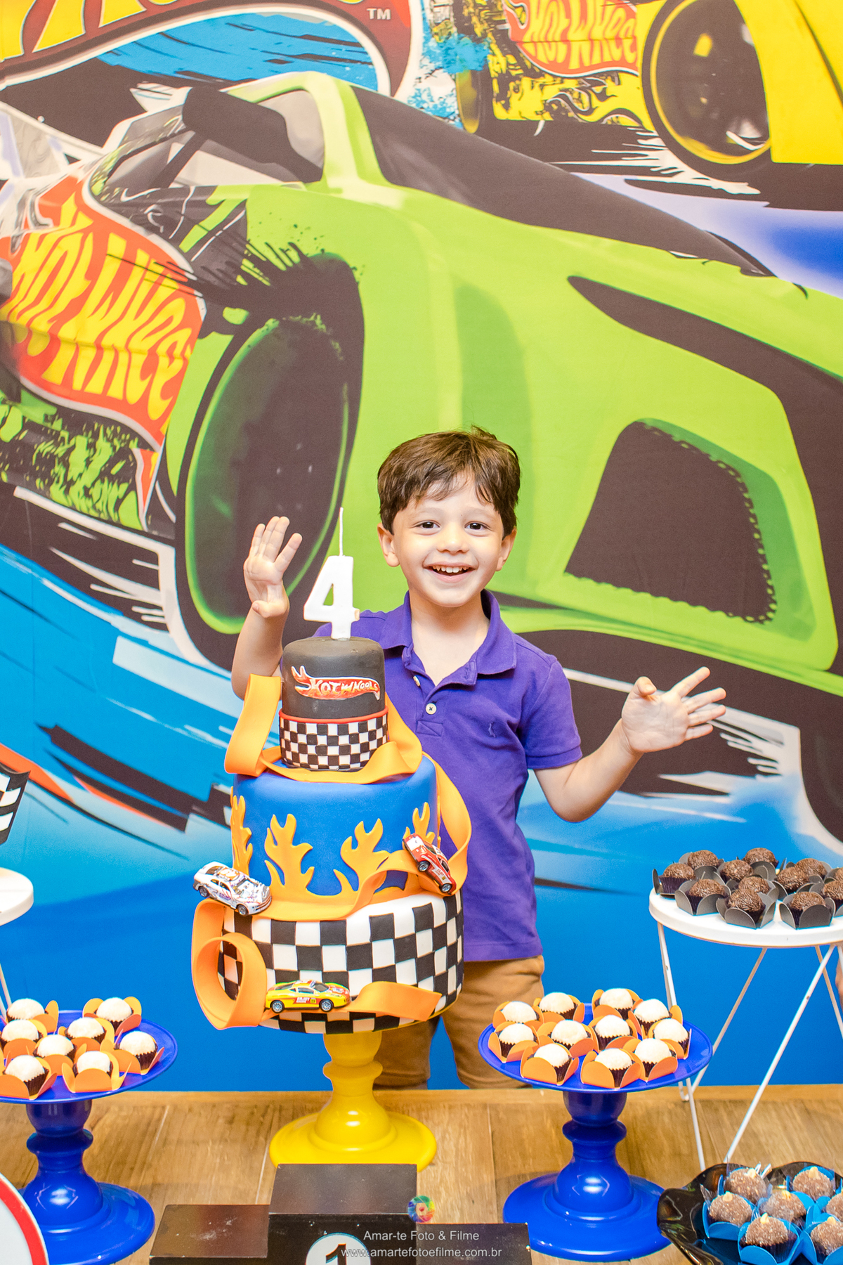 familia do aniversariante na decoração hotwheels