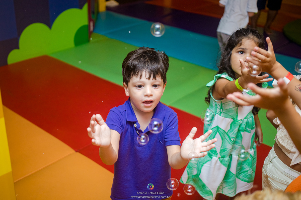 criança brincando no kids park durante festa de aniversario fotógrafo