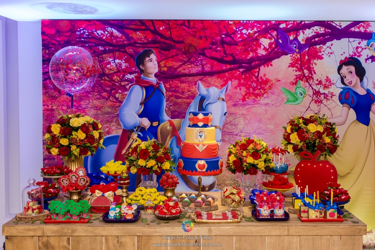 bolo tema branca de neve itens personalizados e painel