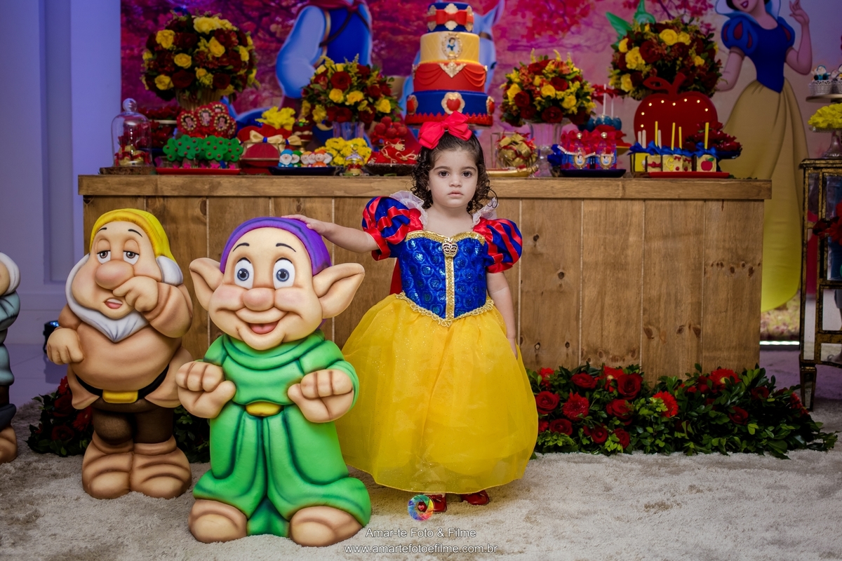 menina vestida de tema branca de neve em festa infantil

