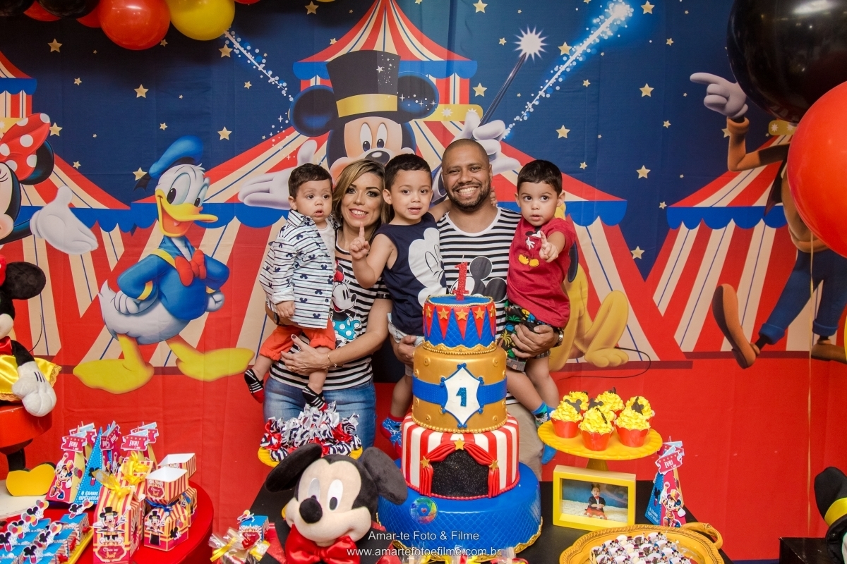 festa em play brinquedos festa circo do mickey decoração de festa infantil família posando para foto
