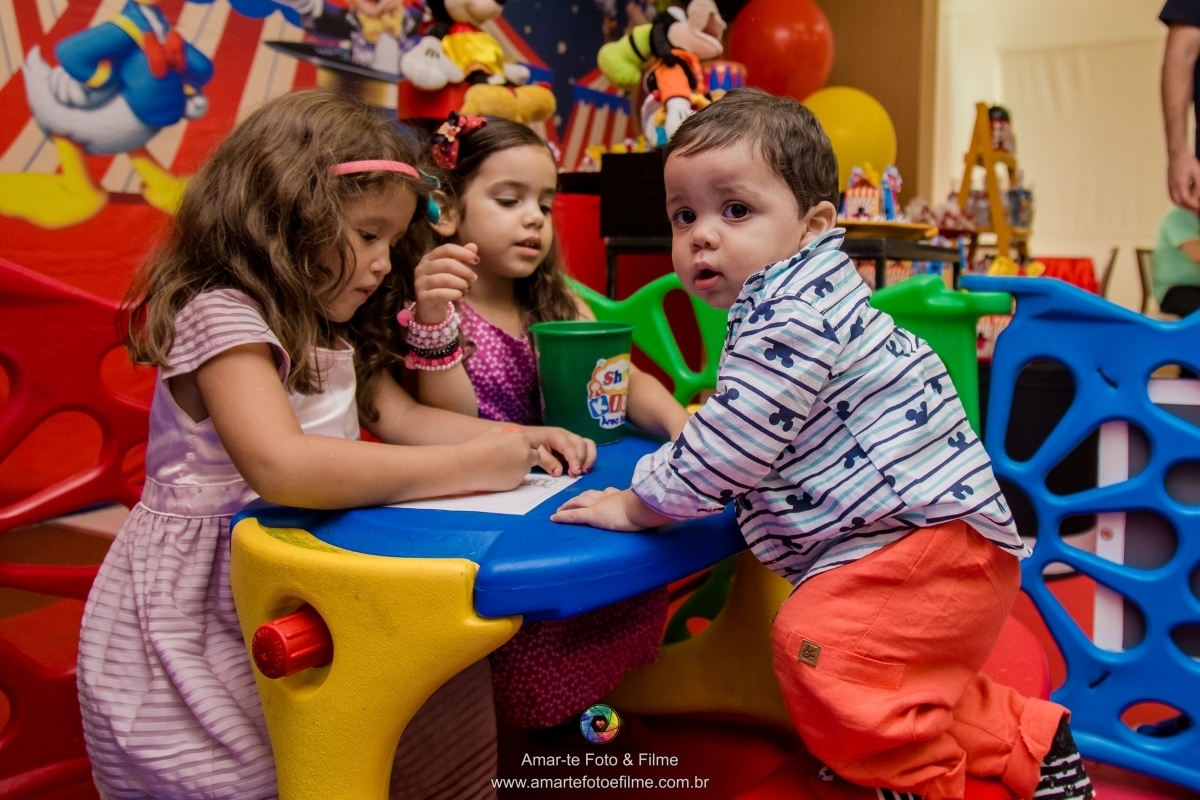 festa em play brinquedos festa circo do mickey decoração de festa infantil crianças desenhando 