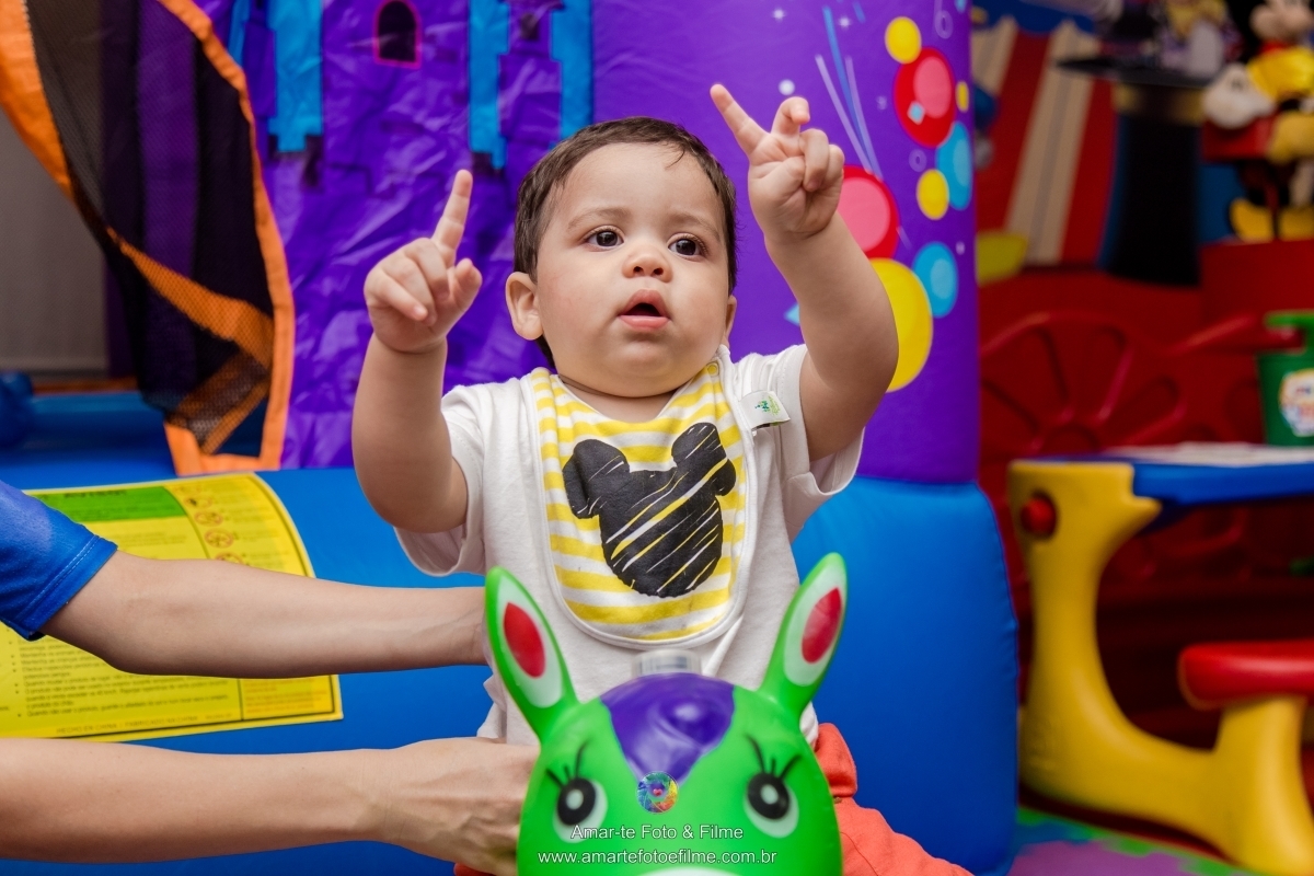 festa em play brinquedos festa circo do mickey decoração de festa infantil criança brincando