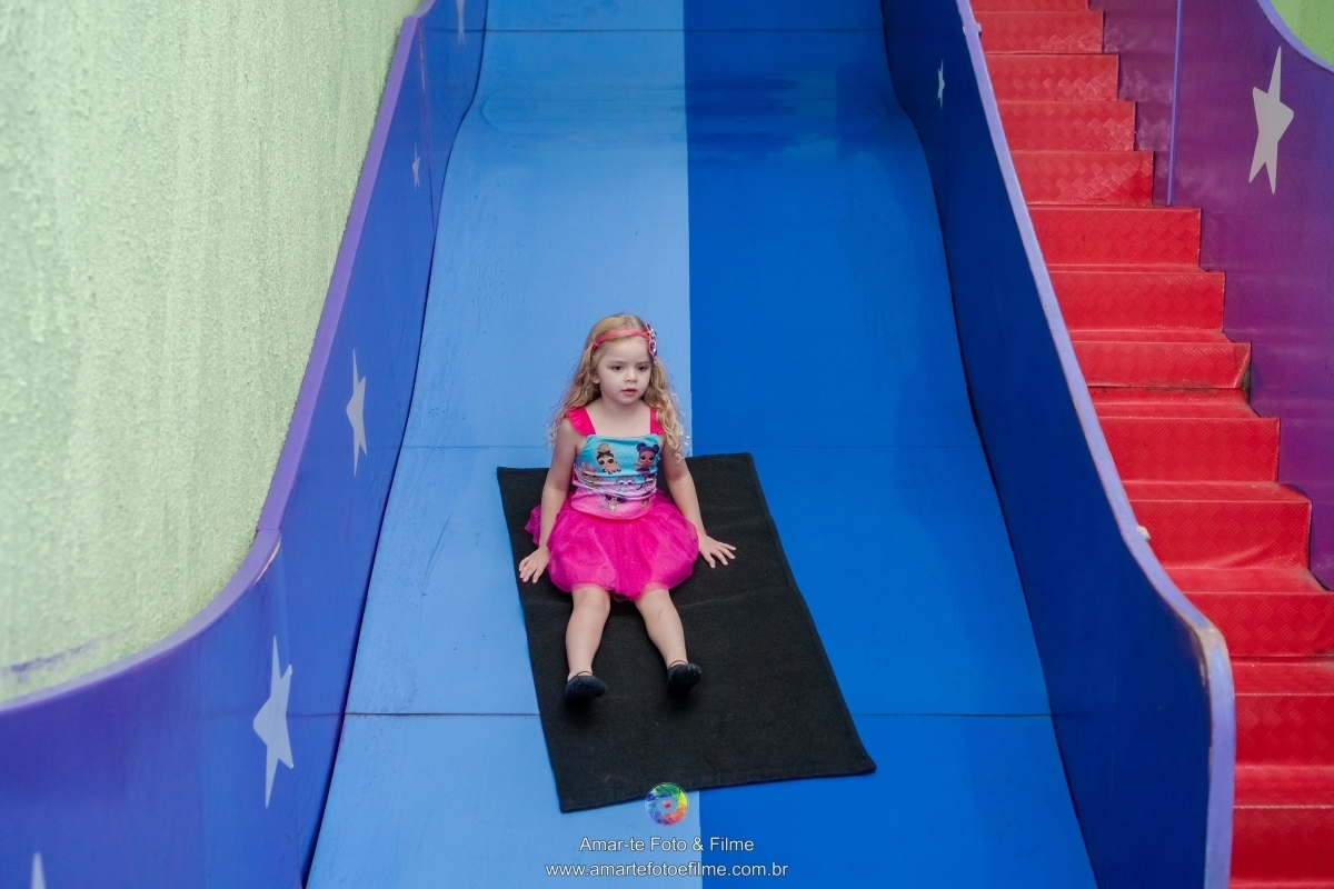festa infantil tema lol decoração criança posando 4 anos animação brincadeiras turminha da pesada tobogã