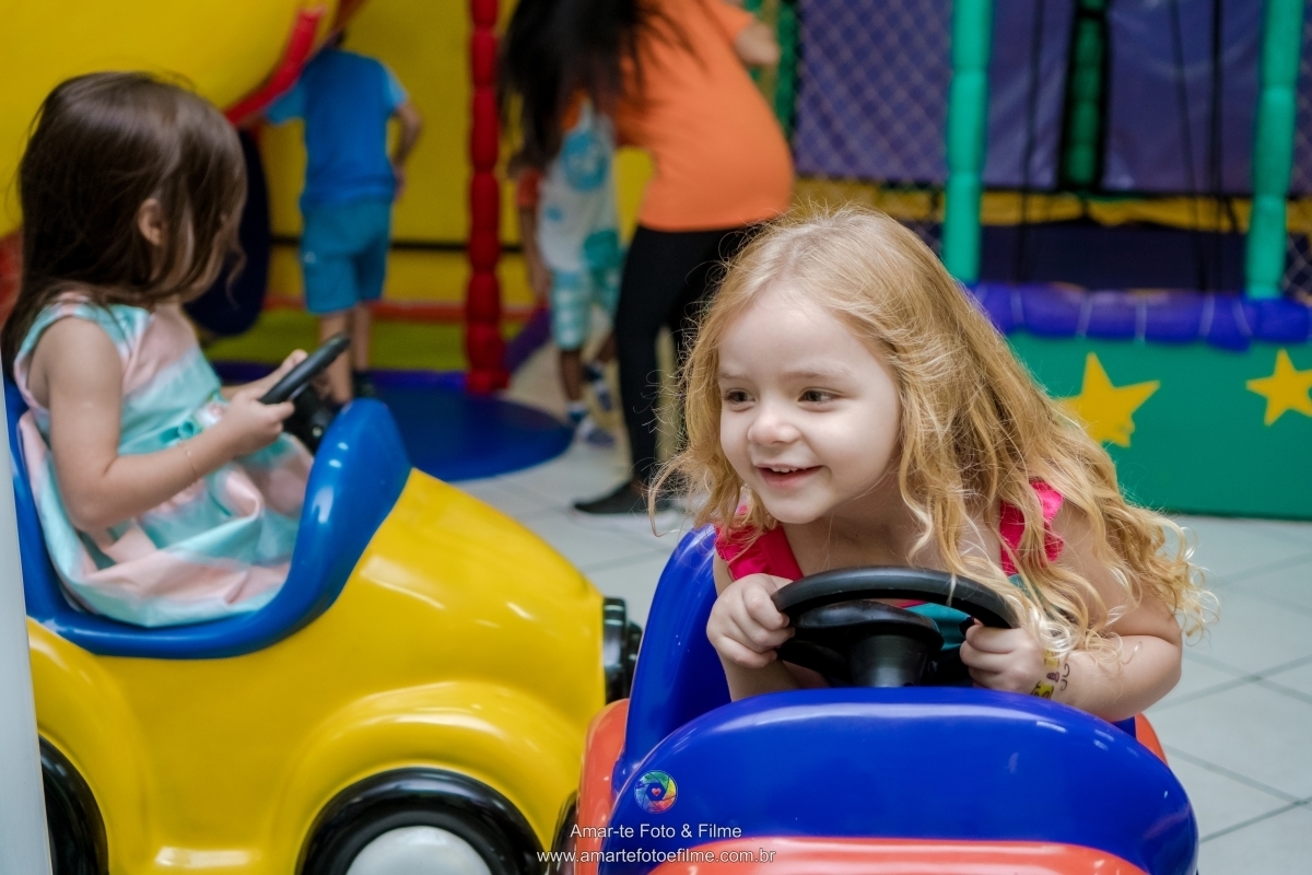 festa infantil tema lol decoração criança posando 4 anos animação brincadeiras turminha da pesada